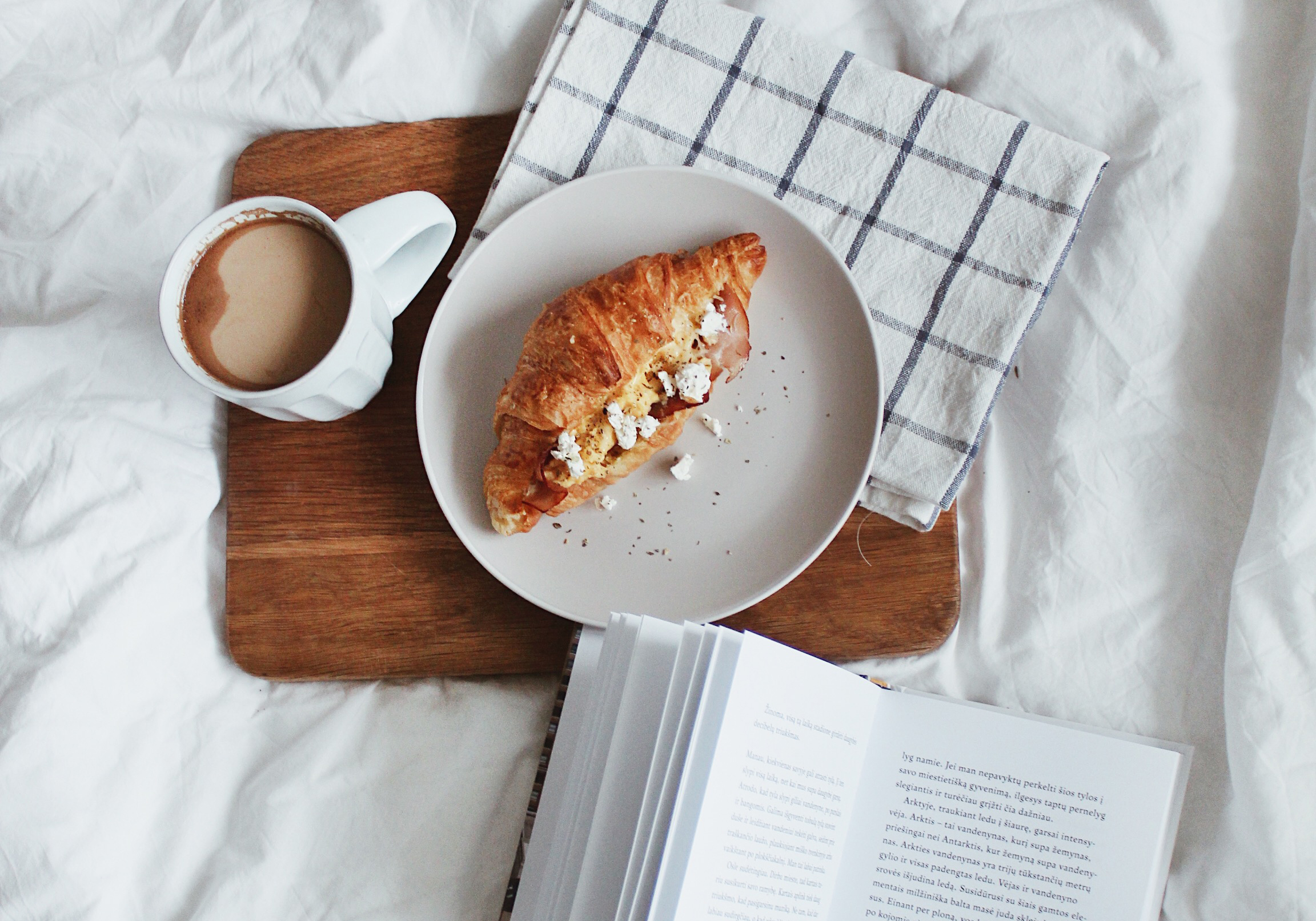 Kruasanas su plaktu kiaušiniu (scrambled egg) ir pesto