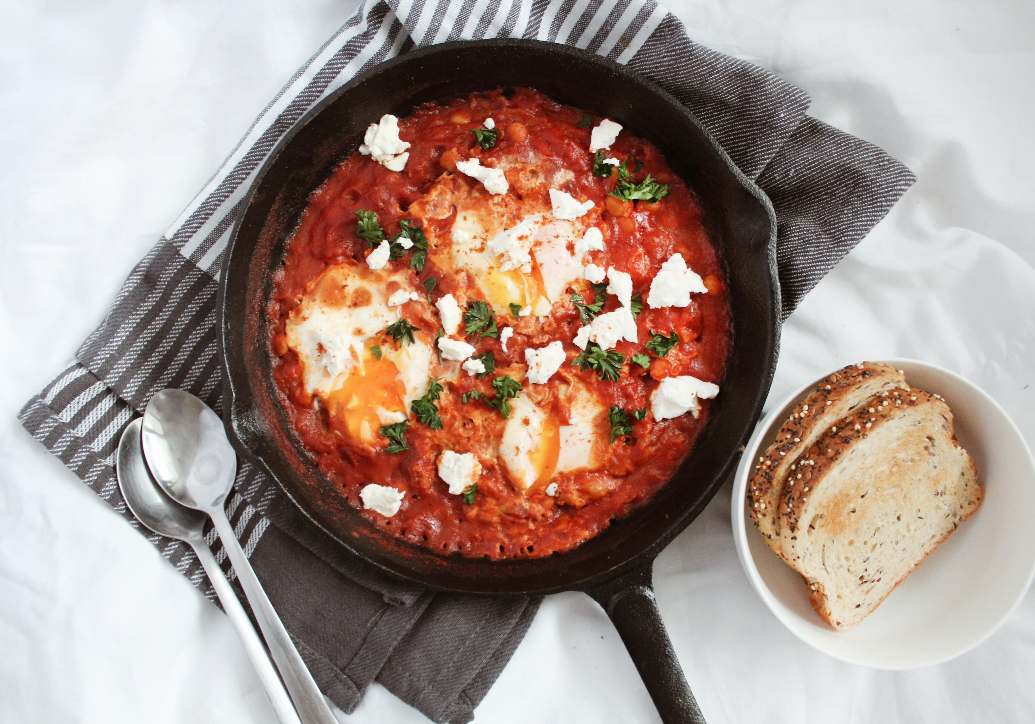 Šakšuka su avinžirniais