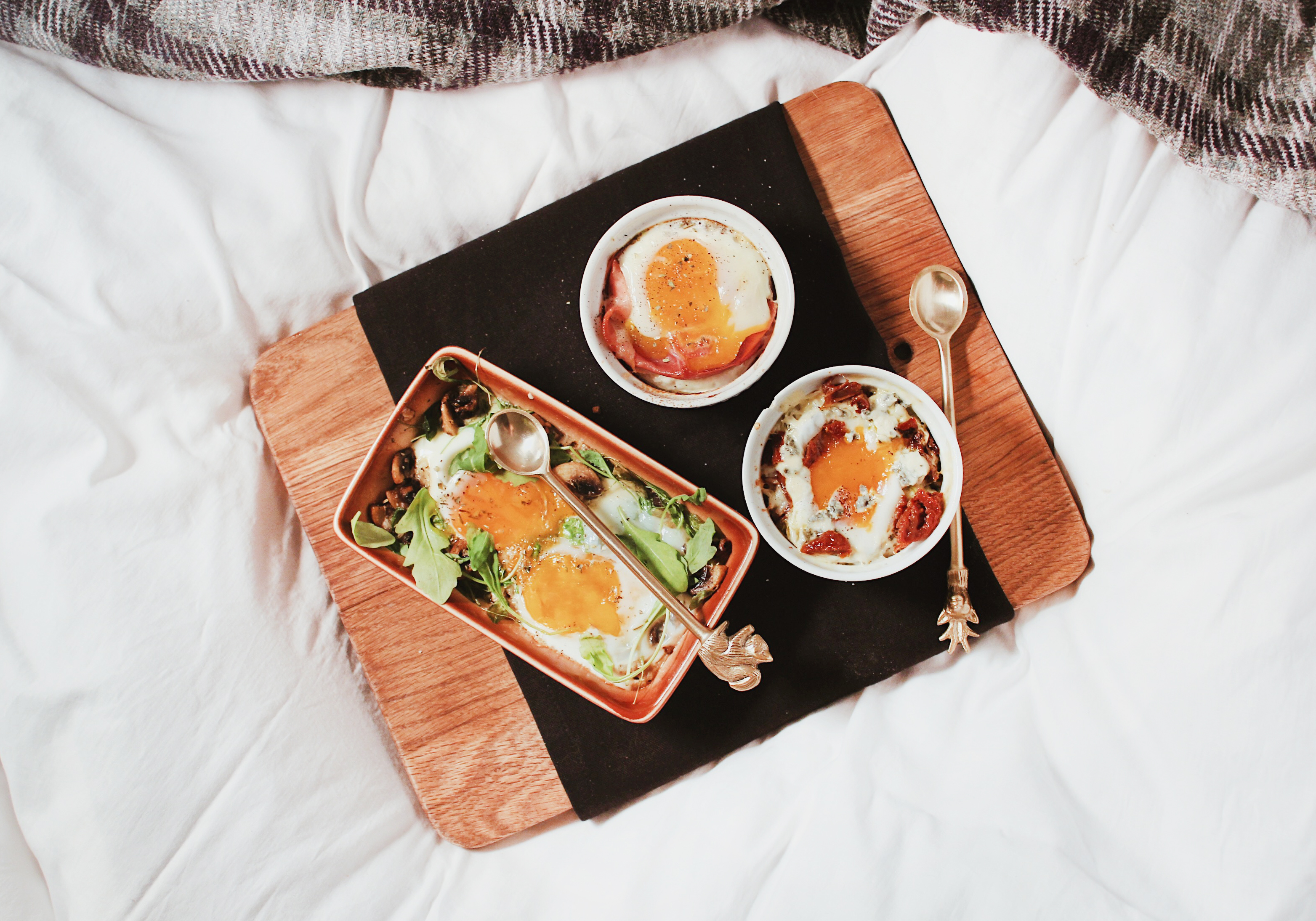 Orkaitėje kepti kiaušiniai – 3 variacijos