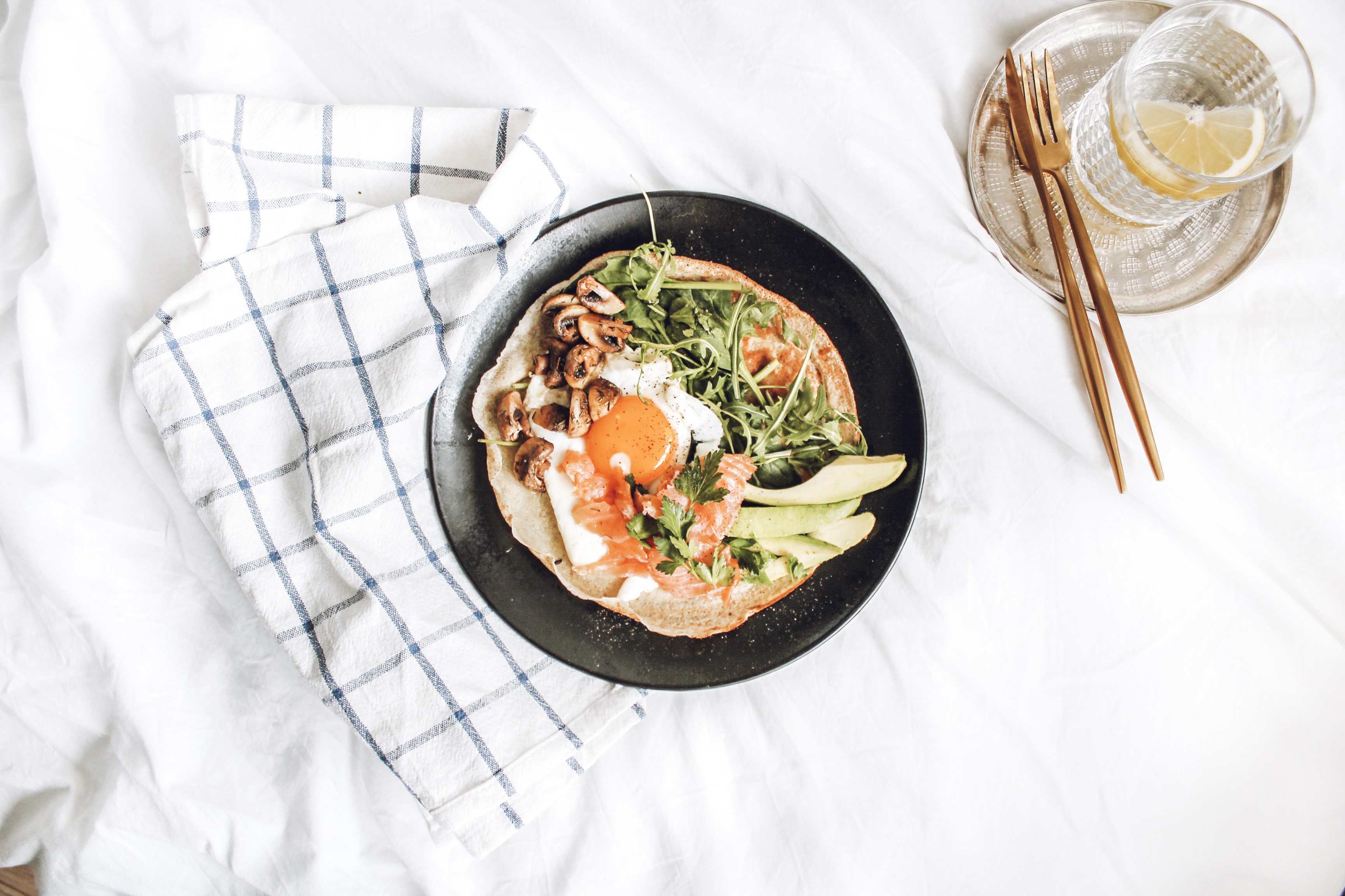 Speltų miltų lietiniai blynai su sūriu įdaru