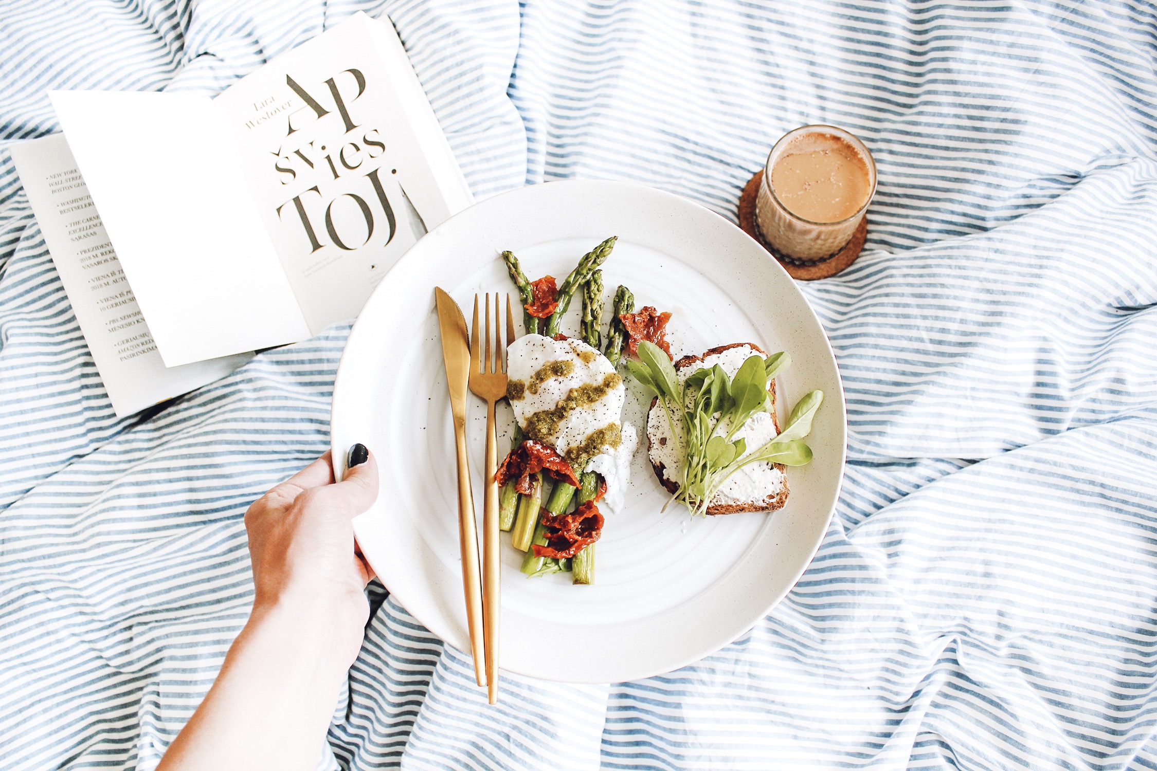 Kepti smidrai ir be lukšto virtas kiaušinis