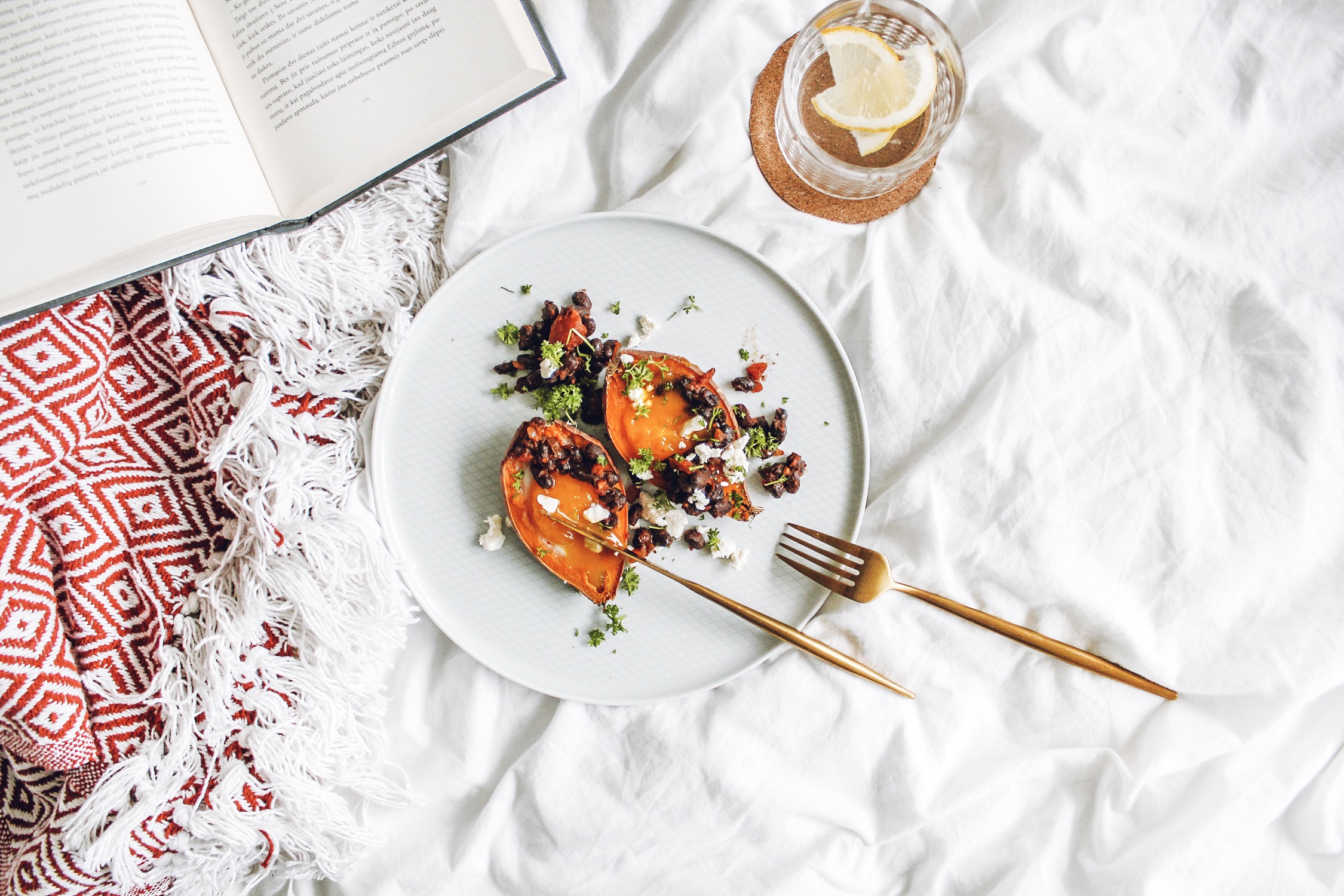 Saldžioje bulvėje kepti kiaušiniai su pupelėmis