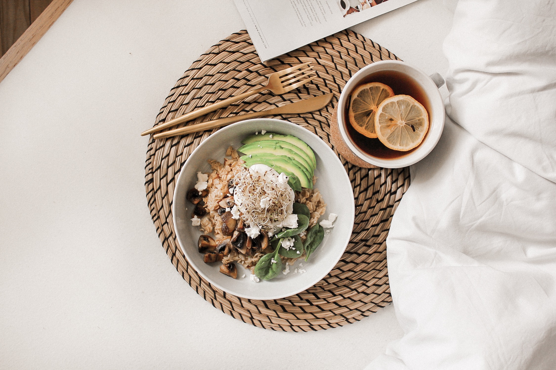 Sūri avižinė košė su be lukšto virtu kiaušiniu ir daržovėmis