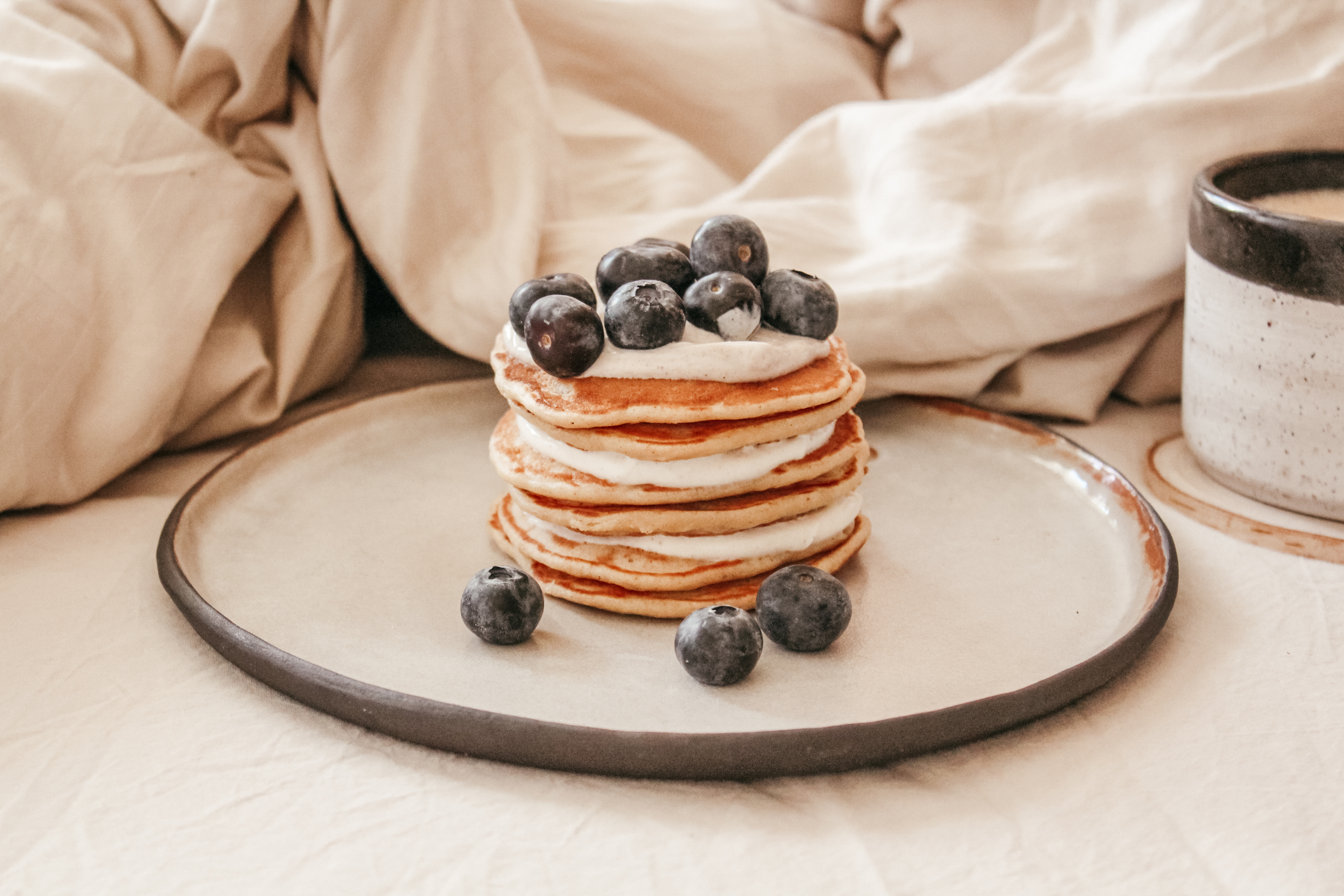 Bananų blynai su degintu sviestu