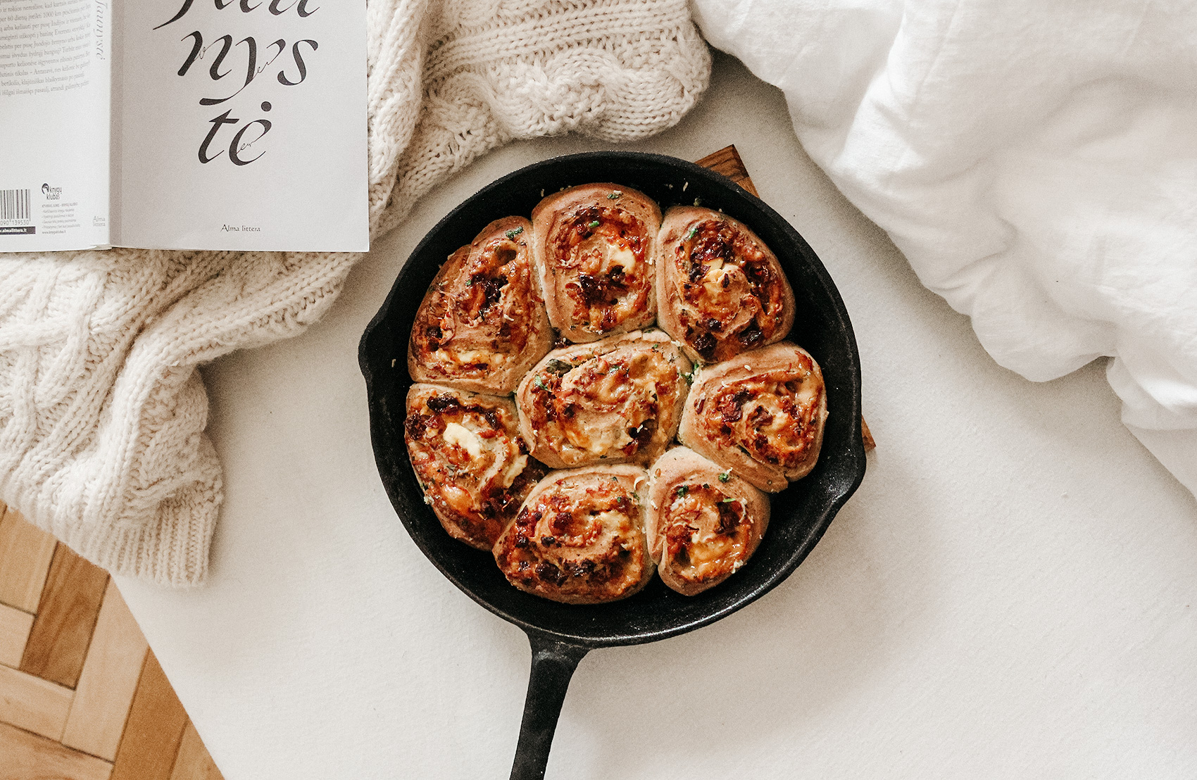 Sūrios bandelės su saulėje džiovintais pomidorais (arba kitais sūriais priedais)