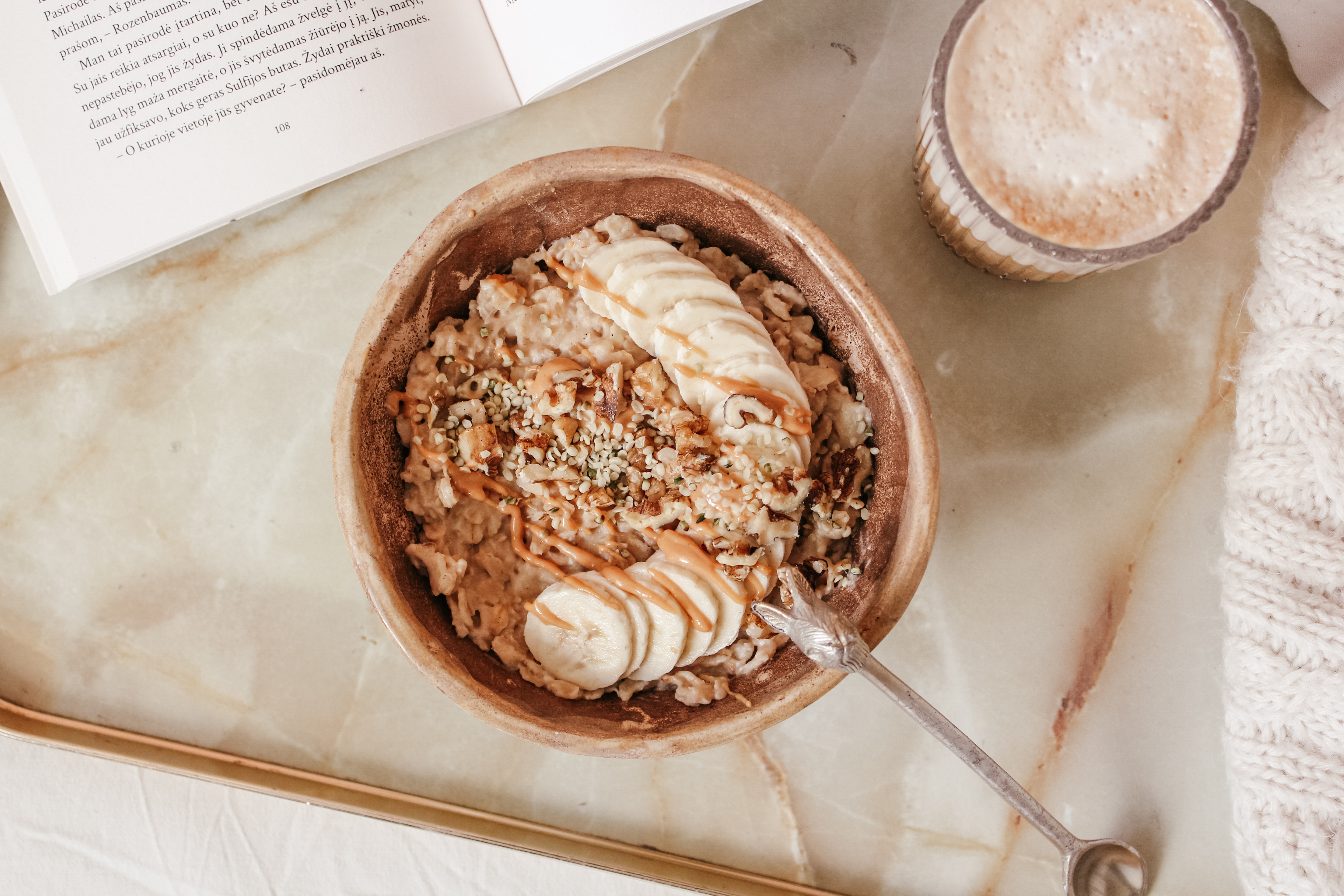 Avižinė košė su bananais ir riešutų sviestu