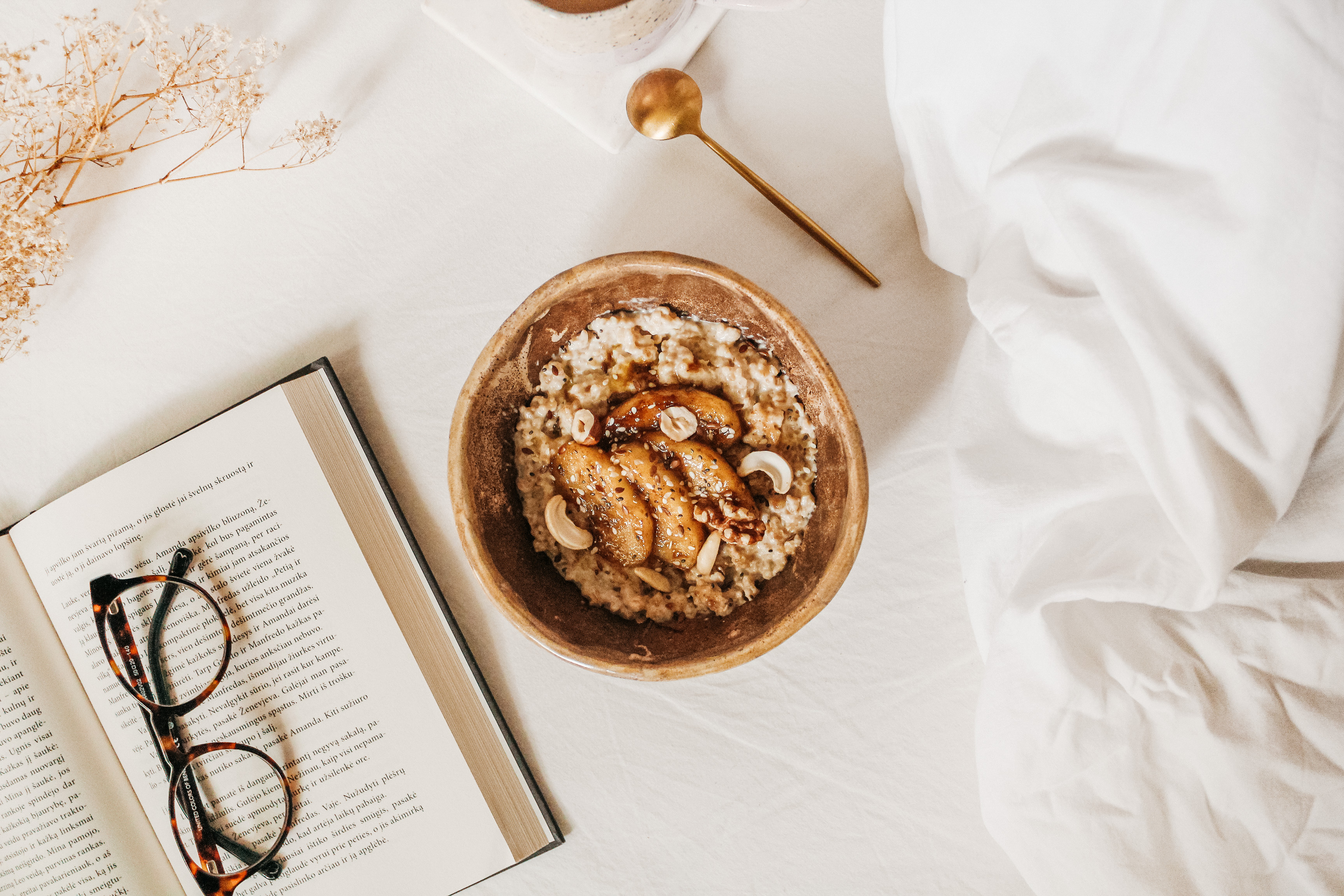 Skaldytų avižų košė su tahini ir karamelizuotais obuoliais