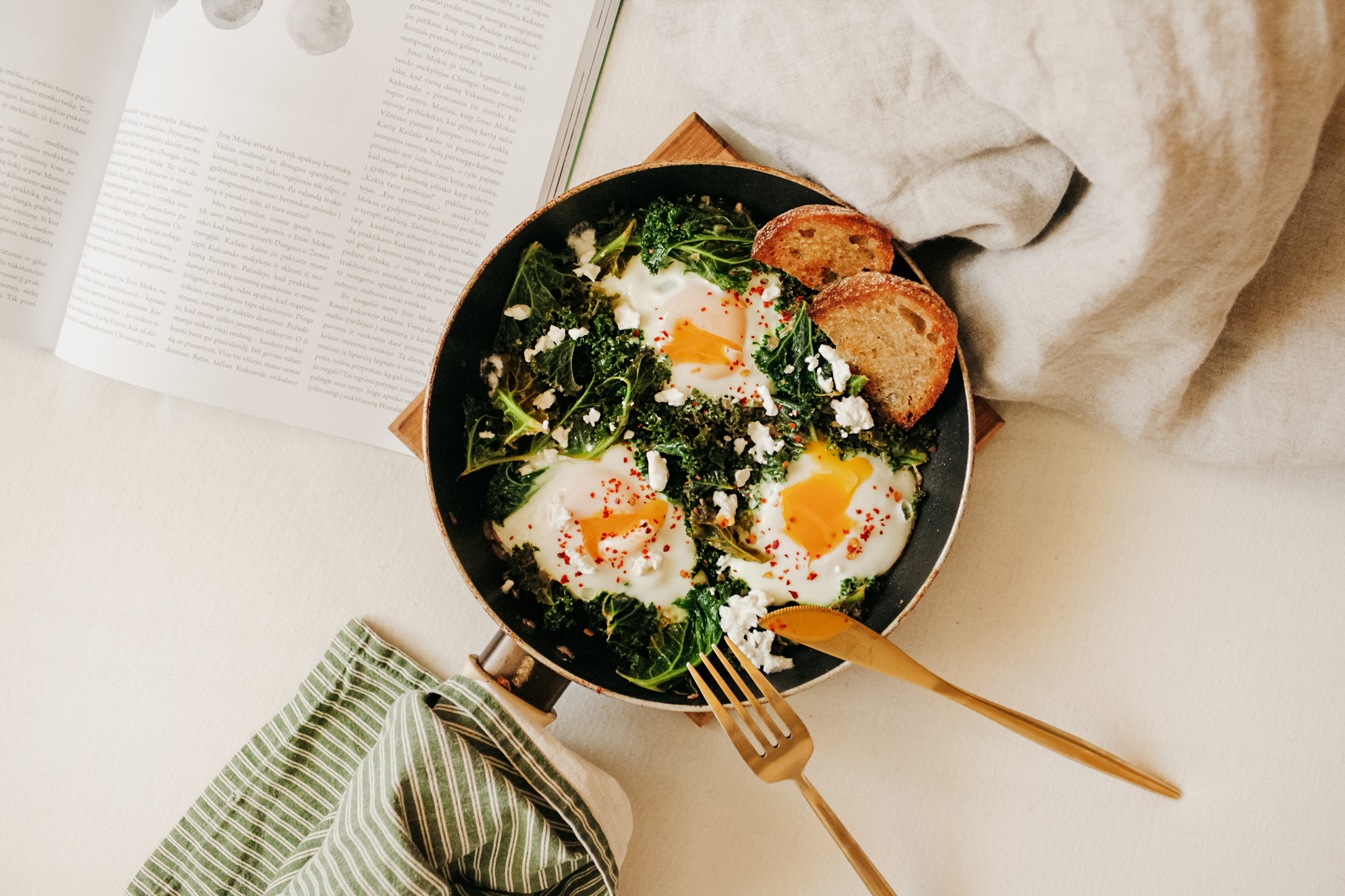 Lapiniame kopūste kepti kiaušiniai