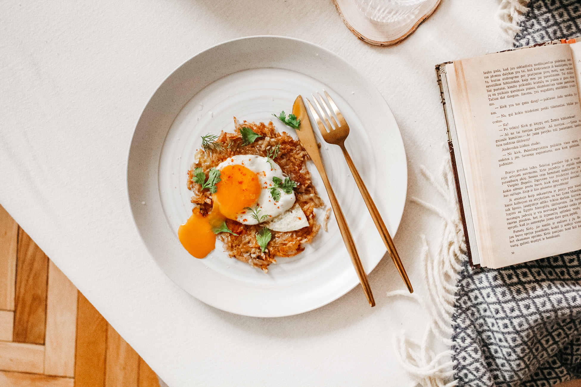 Traškūs bulviniai blynai su keptu kiaušiniu