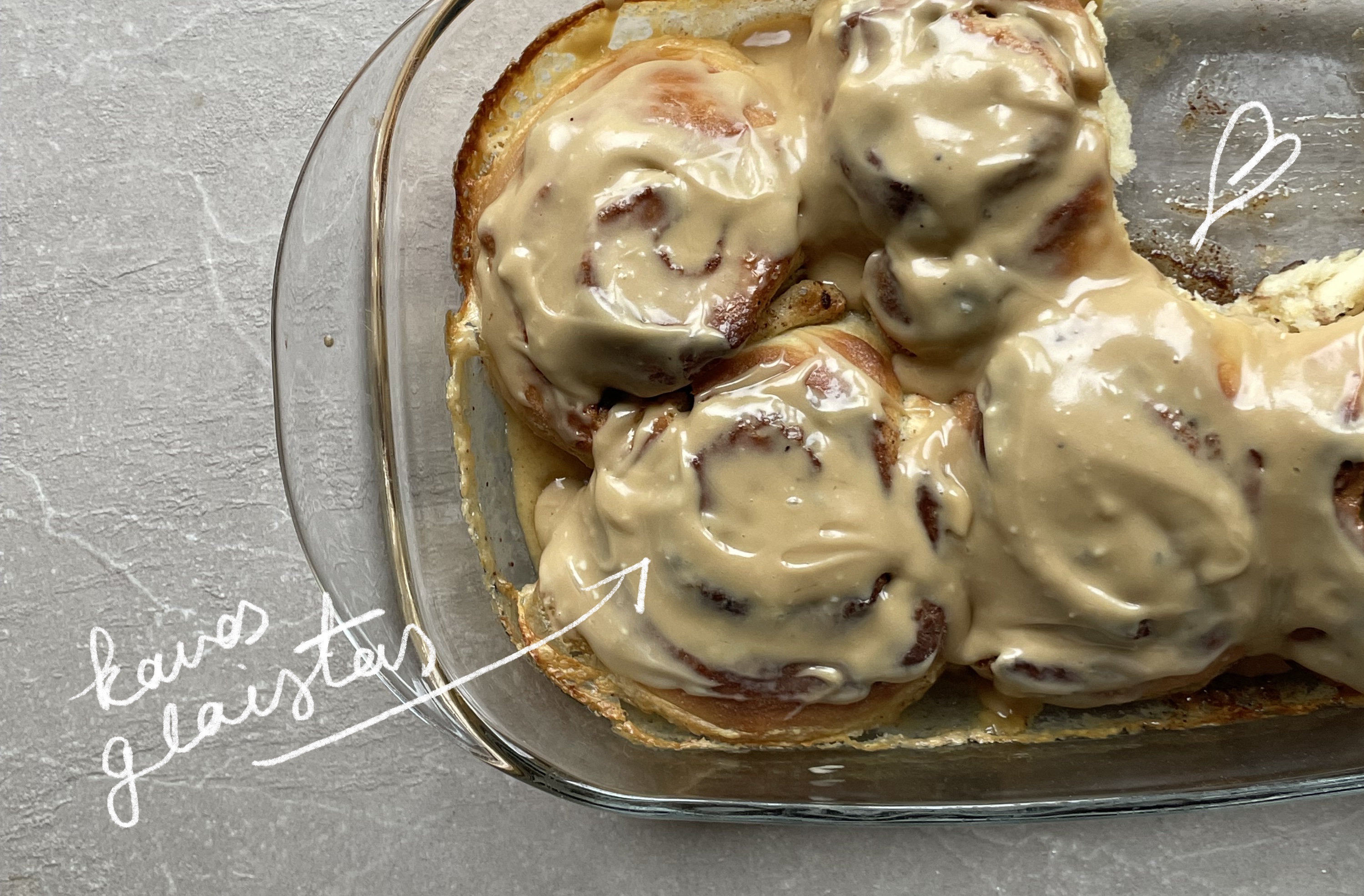 Cinamoninės bandelės su kavos kremu