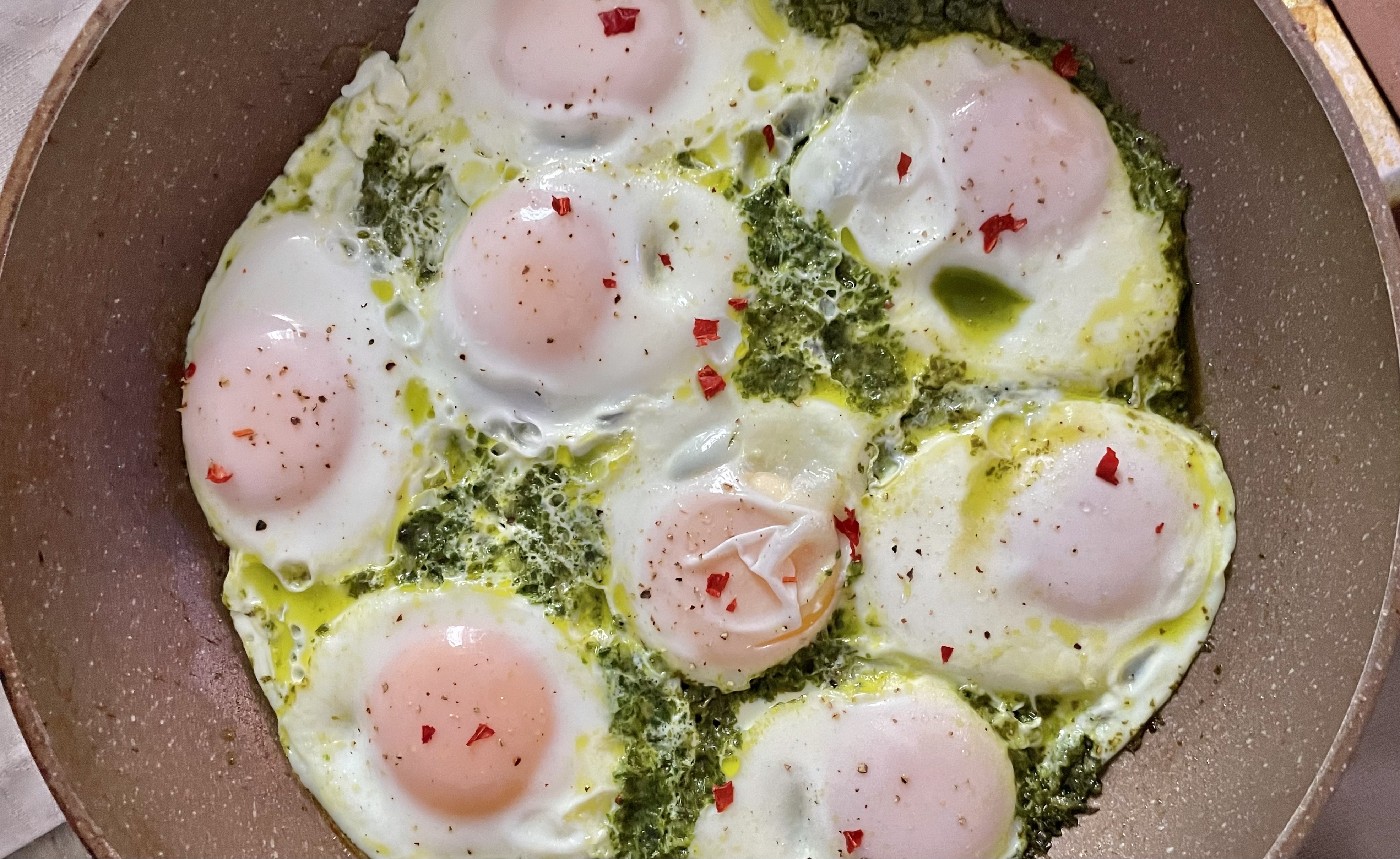 Pesto kiaušiniai – paprastas būdas pamaitinti minią